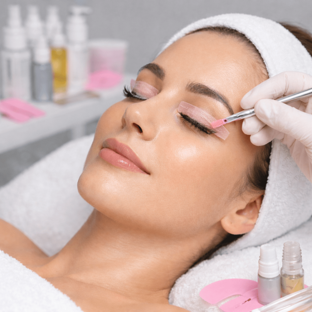 wimpernverlängerung in einem spa